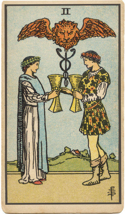 Carta de Dos de Copas. Dos personas brindan con copas, que simboliza la conexión, la pareja, la unión y la atracción.