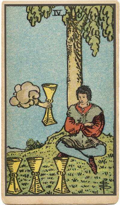 Carta de Tres de Copas. Tres figuras celebran brindando, que simboliza la celebración, la amistad, la comunidad y la alegría.