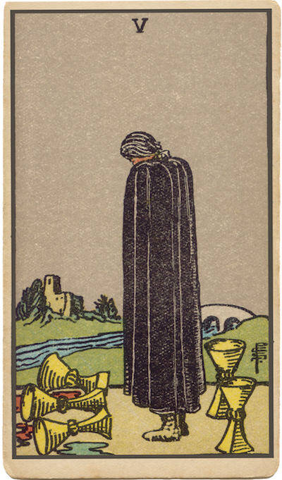 Carta de Cinco de Copas. Una persona lamenta tres copas derramadas, que simboliza la pérdida, el arrepentimiento y la desilusión.