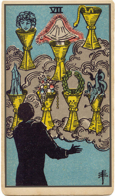 Carta de Siete de Copas. Una persona mira siete copas con objetos mágicos, que simboliza las opciones, la ilusión, la fantasía y los deseos.