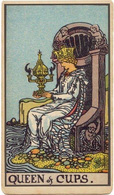 Carta de Reina de Copas. Una reina sentada en un trono con una copa en la mano, que simboliza la compasión, la empatía, la intuición y la sabiduría emocional.