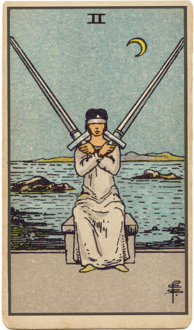 Carta de Dos de Espadas. Una mujer con los ojos vendados y dos espadas cruzadas, que simboliza la indecisión, el equilibrio, la tregua y el bloqueo mental.
