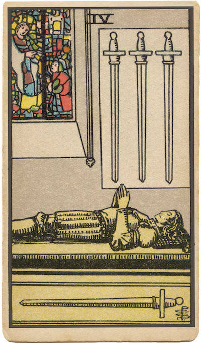 Carta de Cuatro de Espadas. Una efigie sobre una tumba, que simboliza el descanso, el retiro, la meditación y la recuperación.
