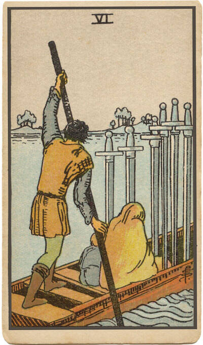 Carta de Cinco de Espadas. Una figura sostiene espadas con la cabeza gacha, que simboliza el conflicto, la derrota, la traición y una victoria vacía.