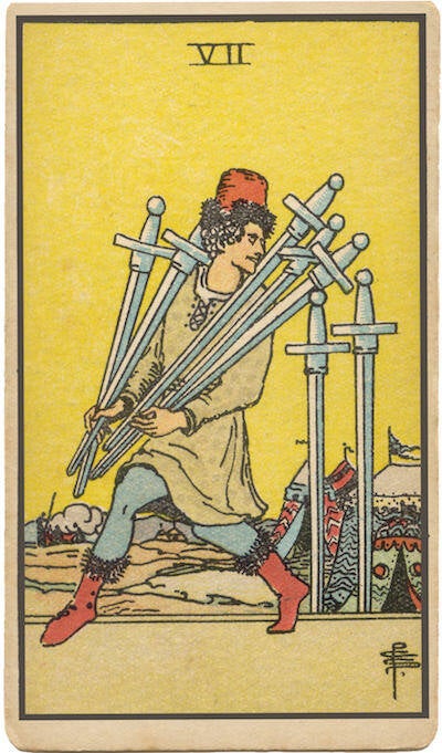 Carta de Siete de Espadas. Un hombre escapa con espadas robadas, que simboliza el engaño, la deshonestidad, la evasión y el robo.