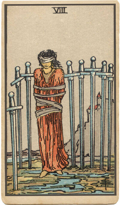 Carta de Ocho de Espadas. Una mujer con los ojos vendados y rodeada de espadas, que simboliza el encarcelamiento, la restricción, el aislamiento y el miedo.