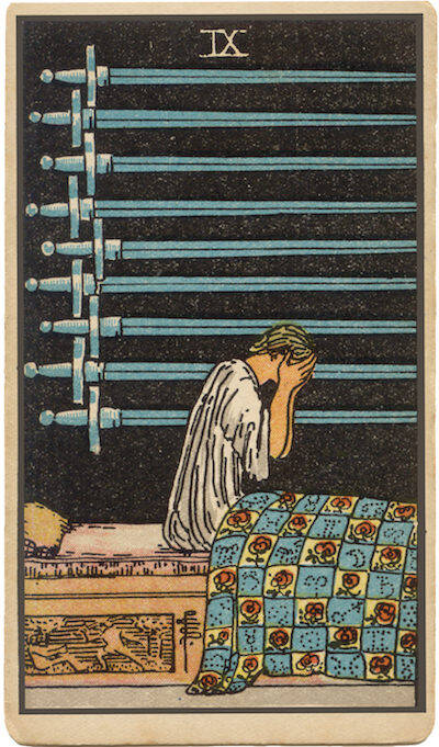 Carta de Nueve de Espadas. Una figura se despierta en la noche por pesadillas, que simboliza la ansiedad, la preocupación, las pesadillas y el tormento mental.