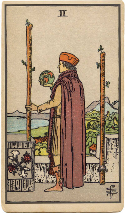 Carta de Dos de Bastos. Una figura sostiene un bastón mientras mira un globo terráqueo, simbolizando la planificación, el progreso y las decisiones futuras.