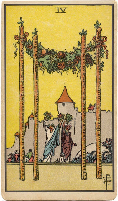 Carta de Cuatro de Bastos. Un grupo celebra bajo un arco floral, que simboliza la celebración, la estabilidad, el hogar y la comunidad.