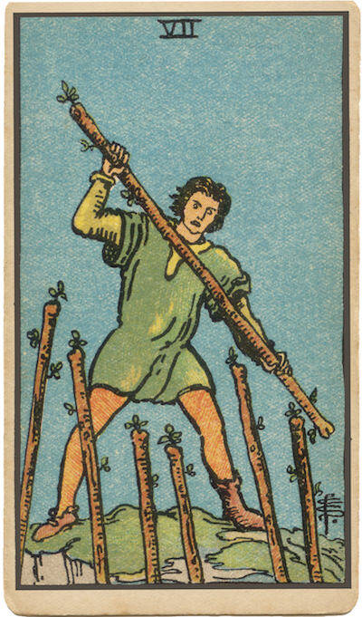 Carta de Siete de Bastos. Una figura se defiende en una colina con un bastón, que simboliza la defensa, el coraje y la perseverancia.