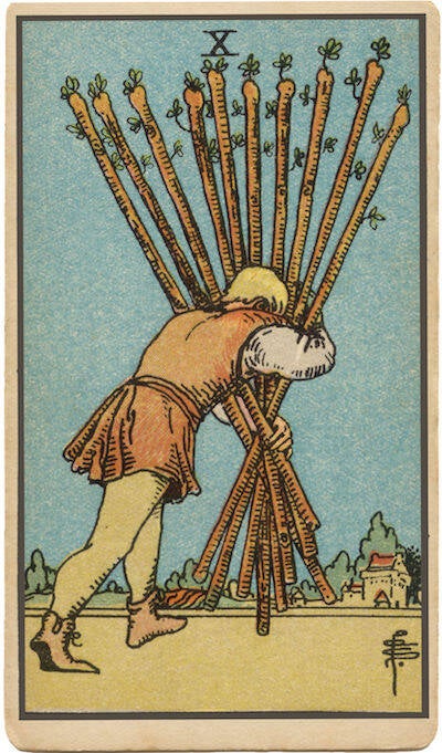 Carta de Diez de Bastos. Una persona carga diez bastones pesados, que simboliza la carga, la responsabilidad y el trabajo duro.