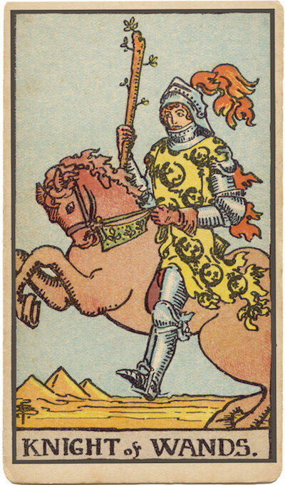 Carta de Caballero de Bastos. Un jinete con un bastón en llamas cabalga con pasión, que simboliza la acción, el entusiasmo, la aventura y la impaciencia.