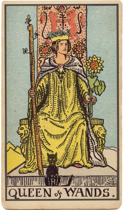 Carta de Reina de Bastos. Una reina sentada en un trono con un girasol y un gato, que simboliza la confianza, la calidez, el coraje y la determinación.