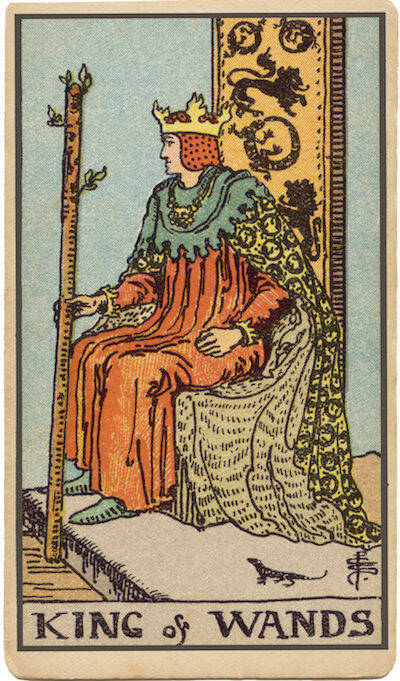 Carta de Rey de Bastos. Un rey en un trono con una salamandra y un león, que simboliza el liderazgo, la visión, la autoridad y el emprendimiento.
