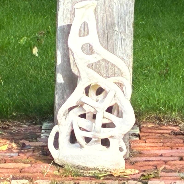 Toren abstract met gaten