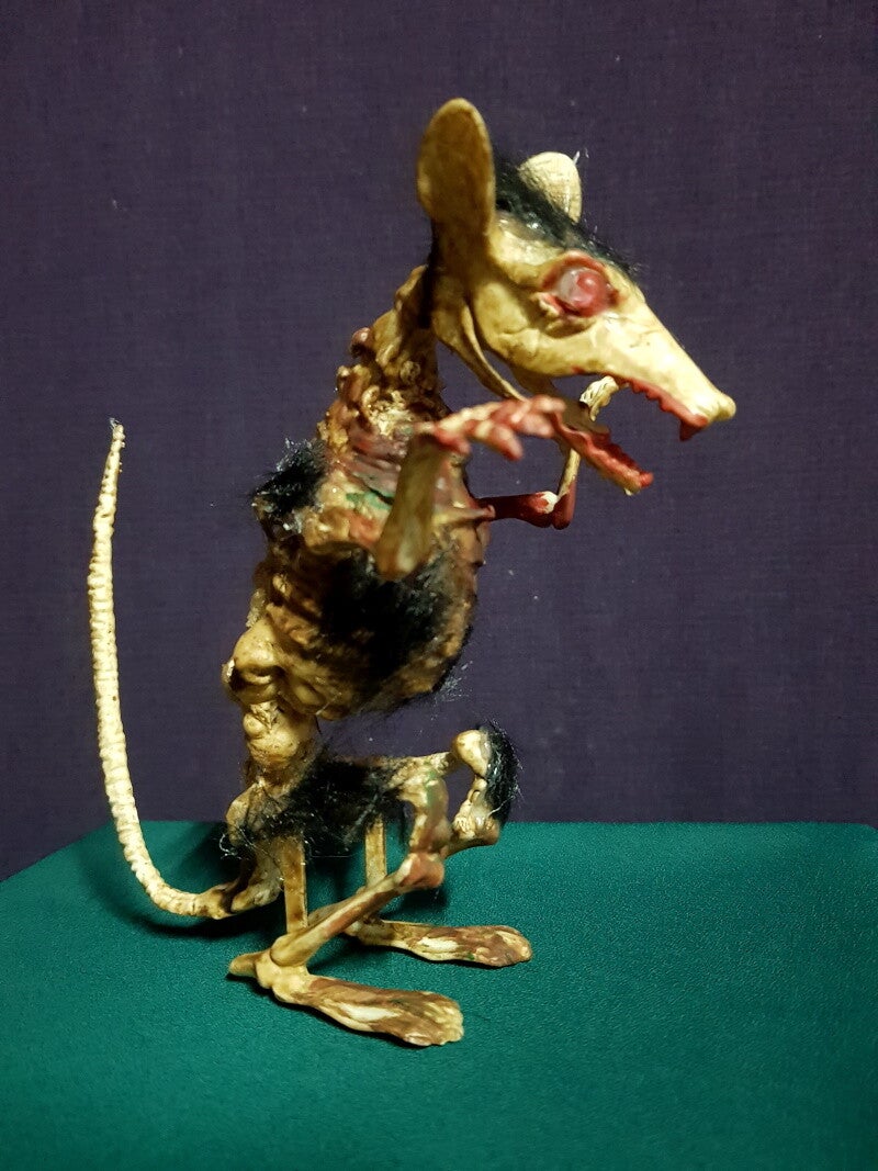 Kleine Zombie Ratte stehend