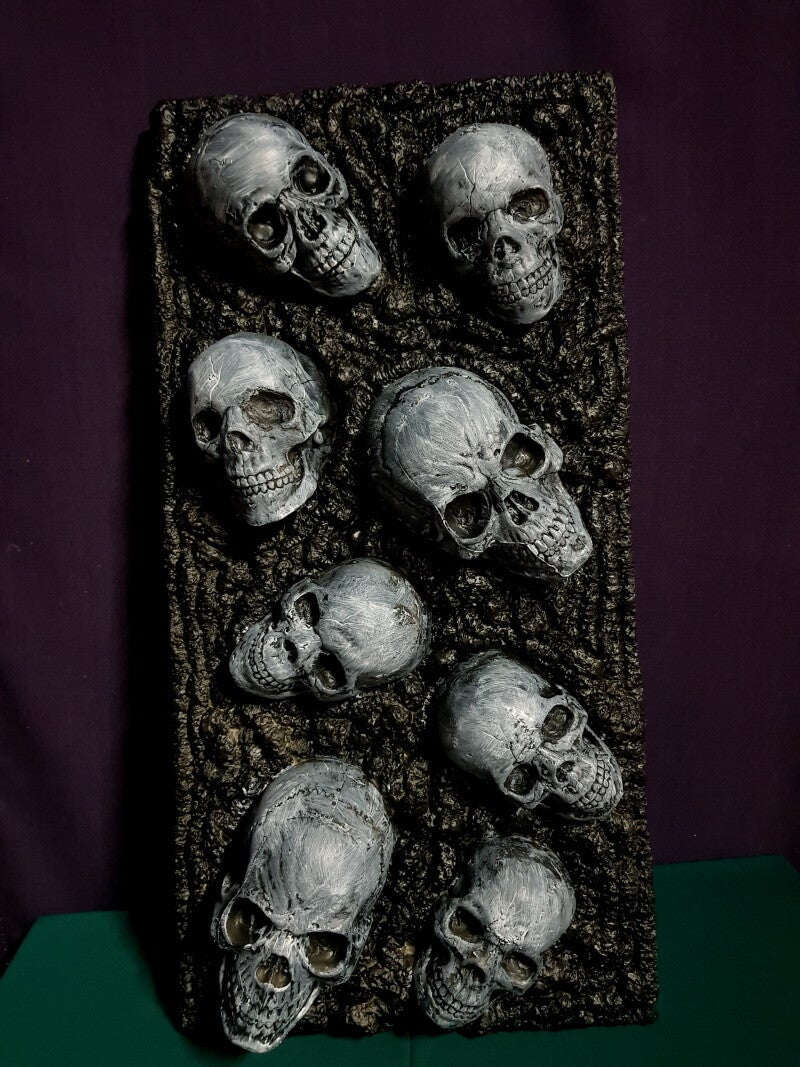 Platte mit Totenköpfen - beleuchtet - Ideal für eine Gruft #1