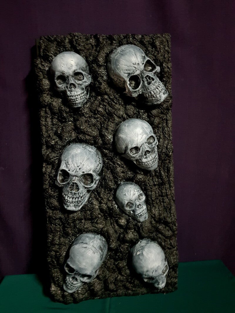 Platte mit Totenköpfen - beleuchtet - Ideal für eine Gruft #2