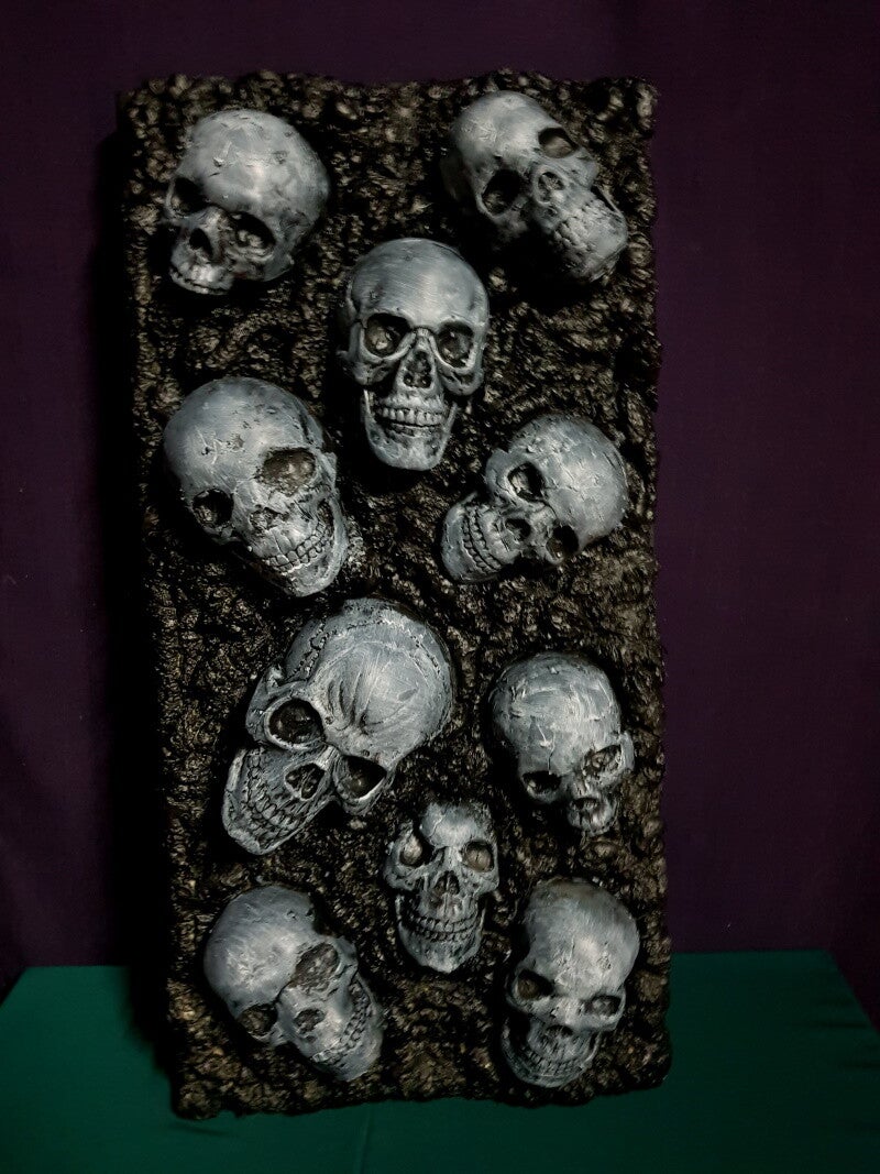 Platte mit Totenköpfen - beleuchtet - Ideal für eine Gruft #3