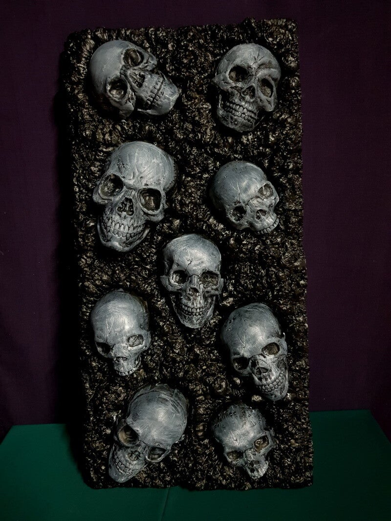 Platte mit Totenköpfen - beleuchtet - Ideal für eine Gruft #4