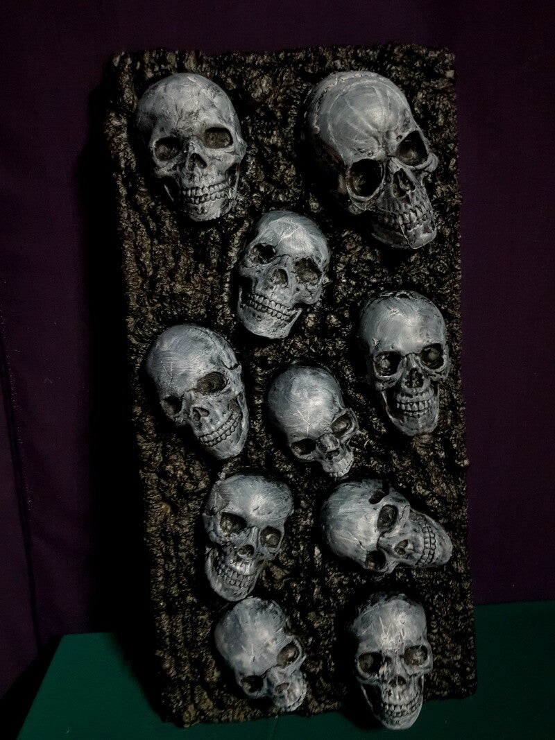 Platte mit Totenköpfen - beleuchtet - Ideal für eine Gruft #7