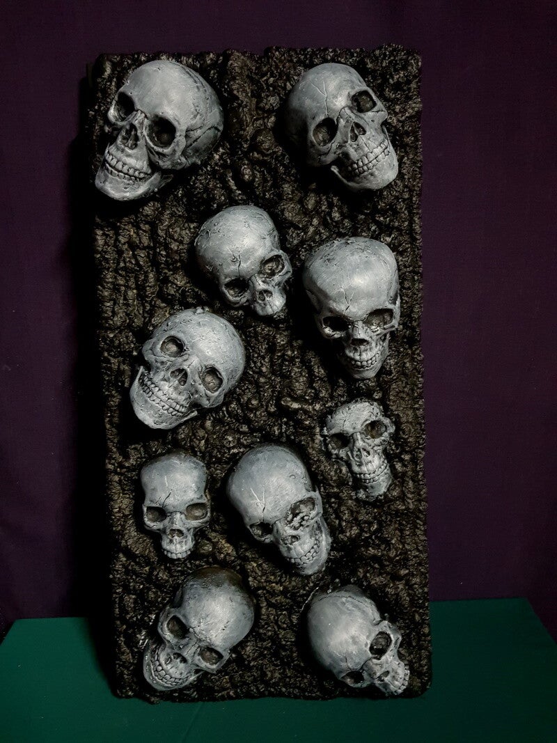 Platte mit Totenköpfen - beleuchtet - Ideal für eine Gruft #8