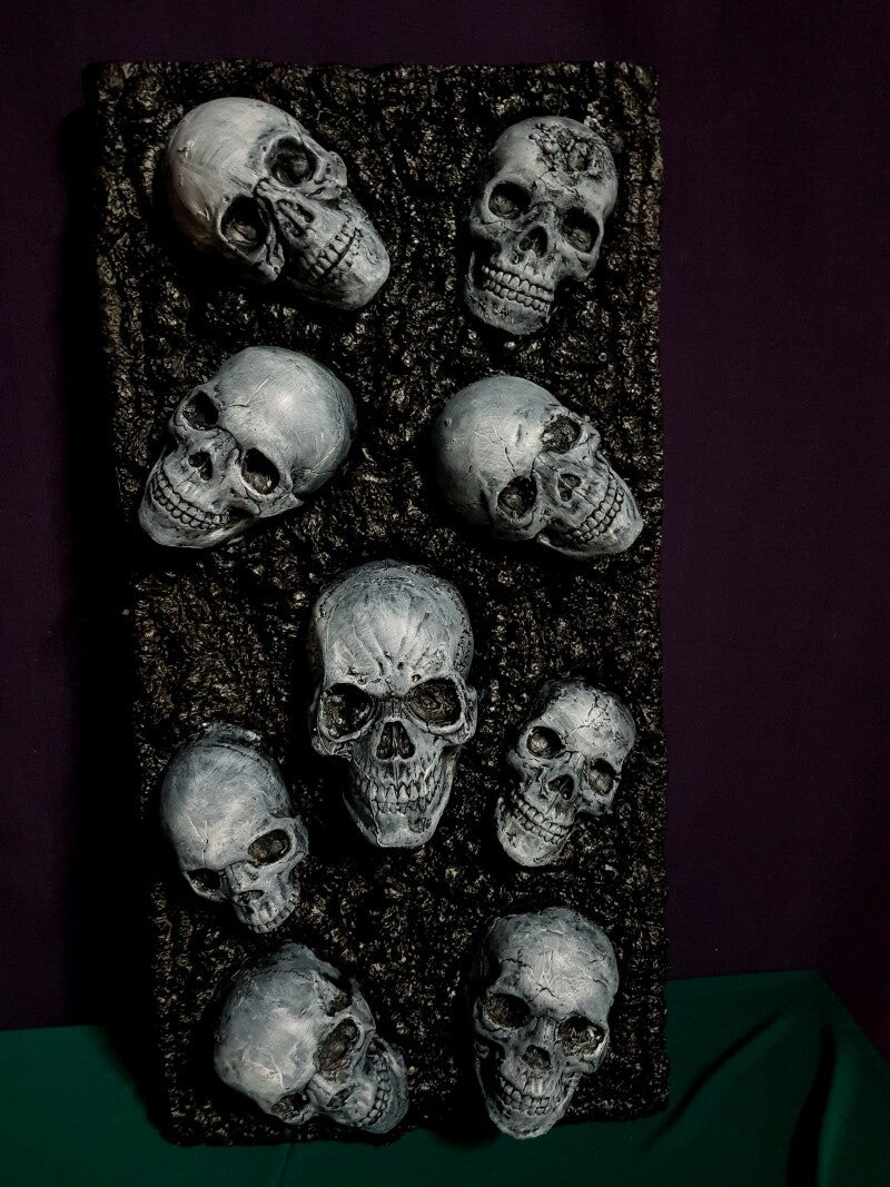 Platte mit Totenköpfen - beleuchtet - Ideal für eine Gruft #9