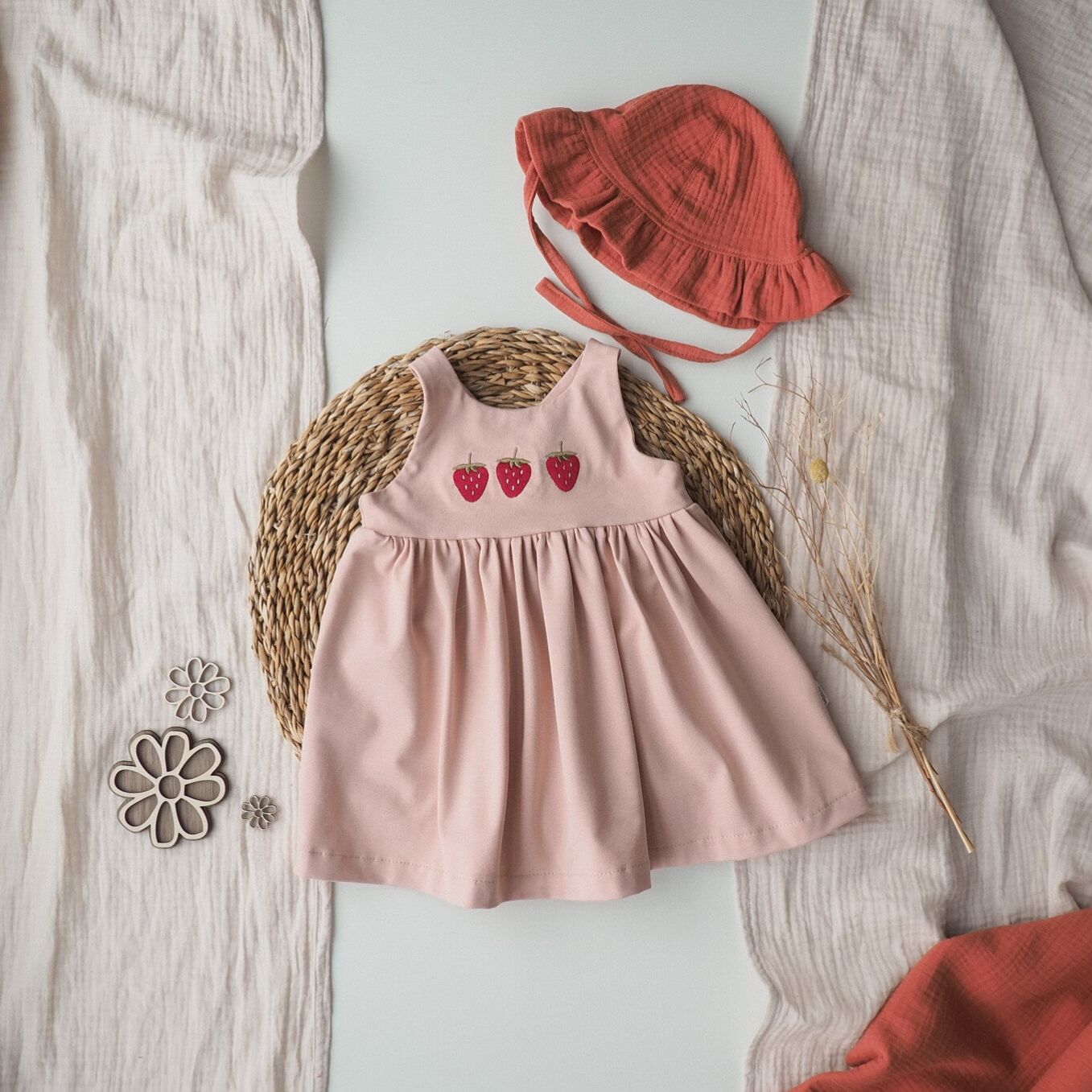 Latzkleid Rosalie • Nude Rosé • La Fraise