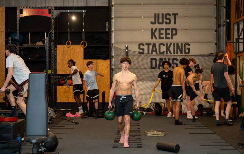 Groepsles krachttraining met kettlebells bij The Facility Antwerpen voor basketbalathleten