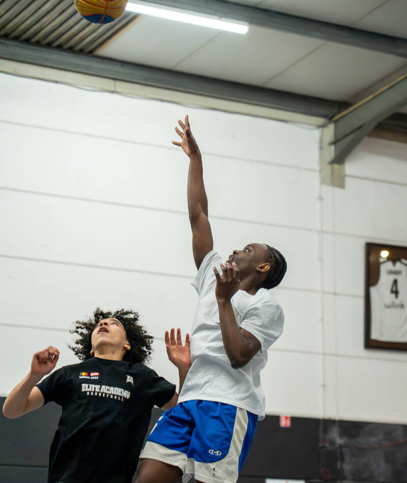 speler neemt een floater op de  indoor court van The Facility Merksem