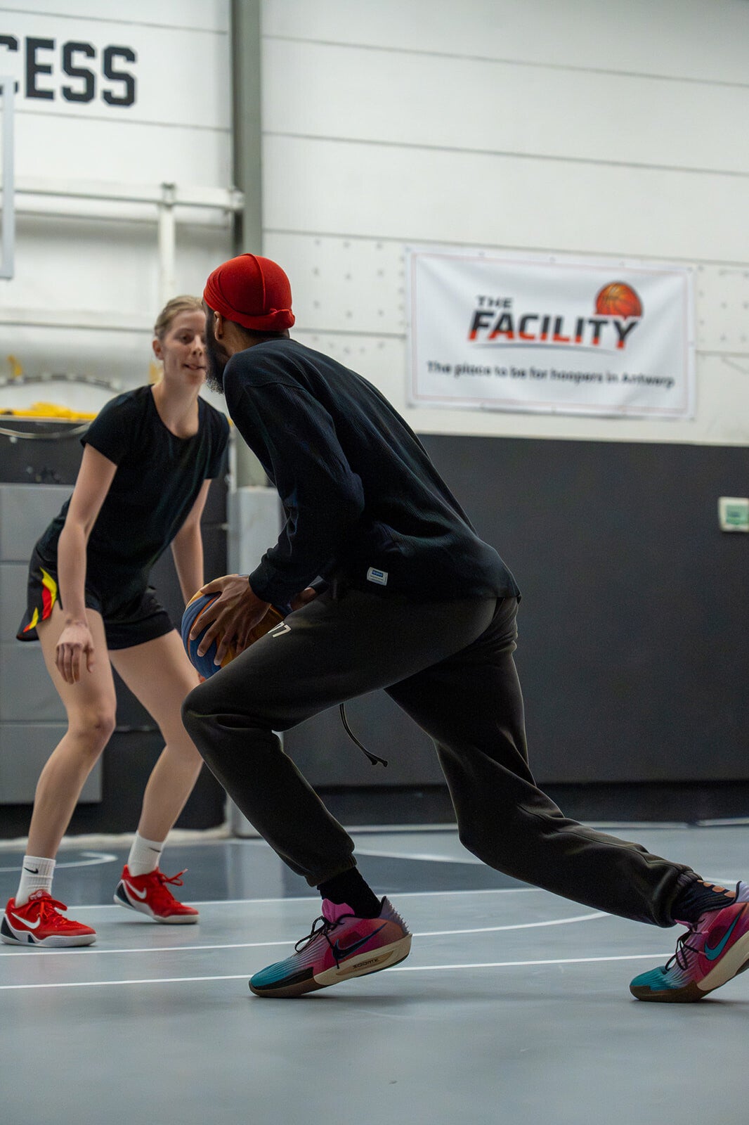 Spelers spelen pick-up basketbal op het indoor court van The Facility Antwerpen