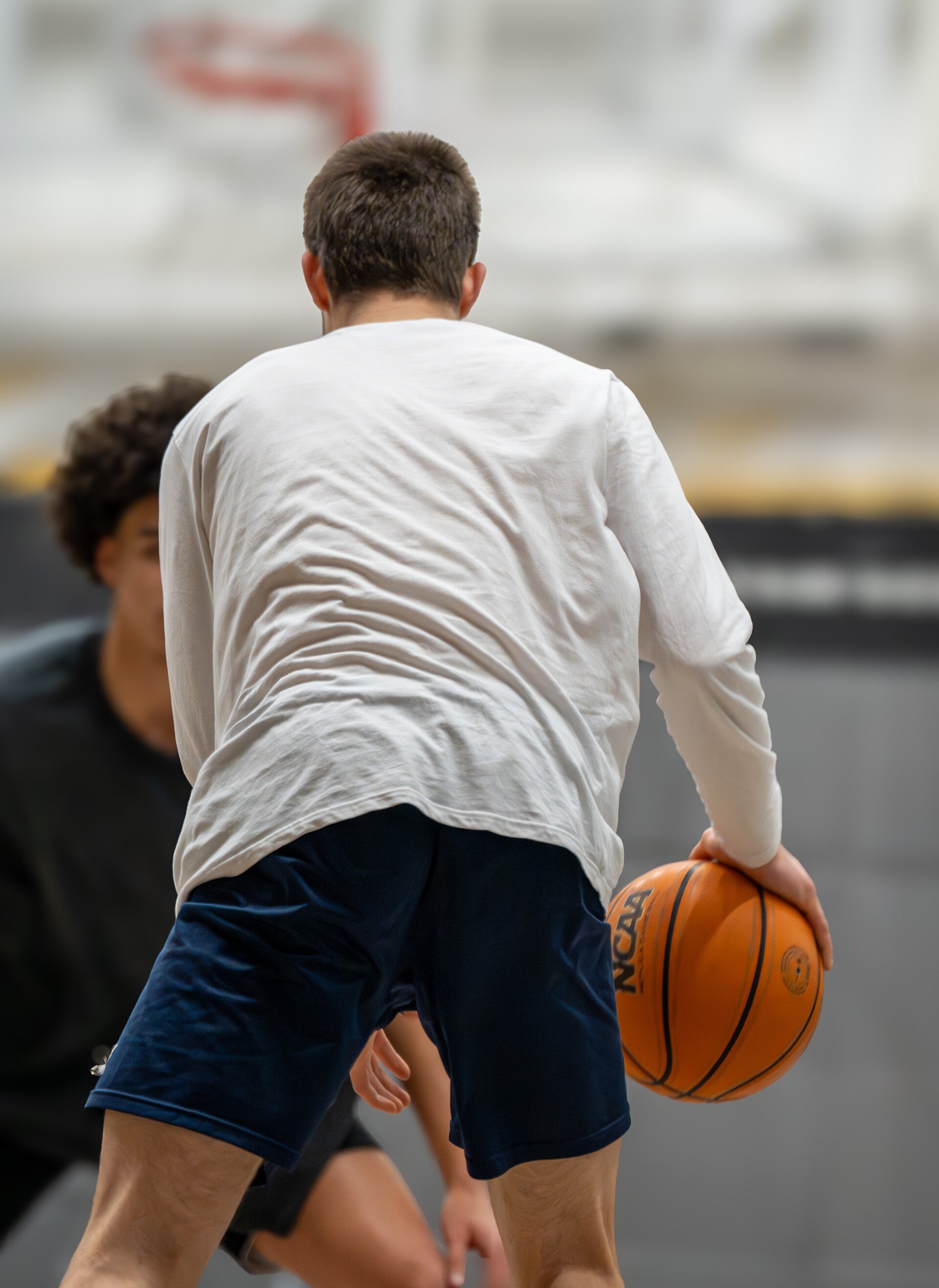 Spelers spelen pick-up basketbal op het indoor court van The Facility Antwerpen