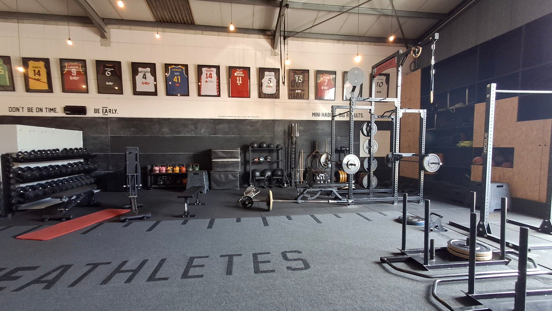 Krachtruimte met power rack en gewichten in The Facility Gym Merksem privé te huren