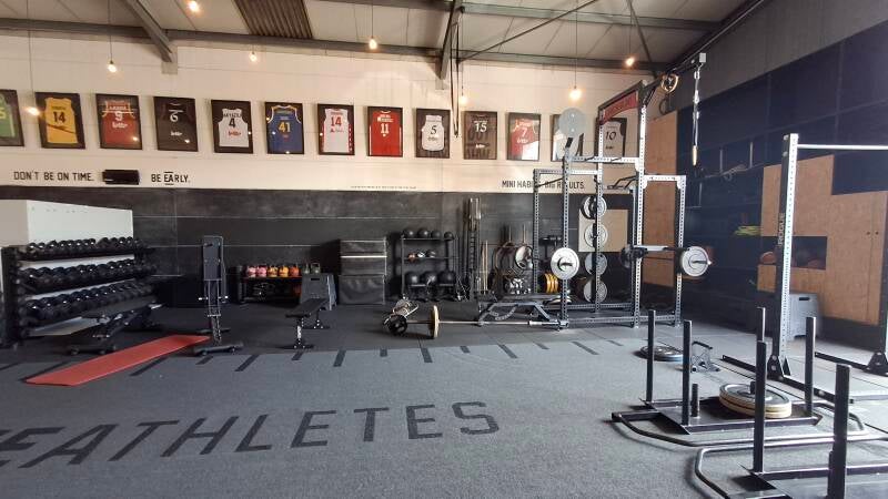 Volledig uitgeruste krachtgym van The Facility te huren voor privétraining in Antwerpen