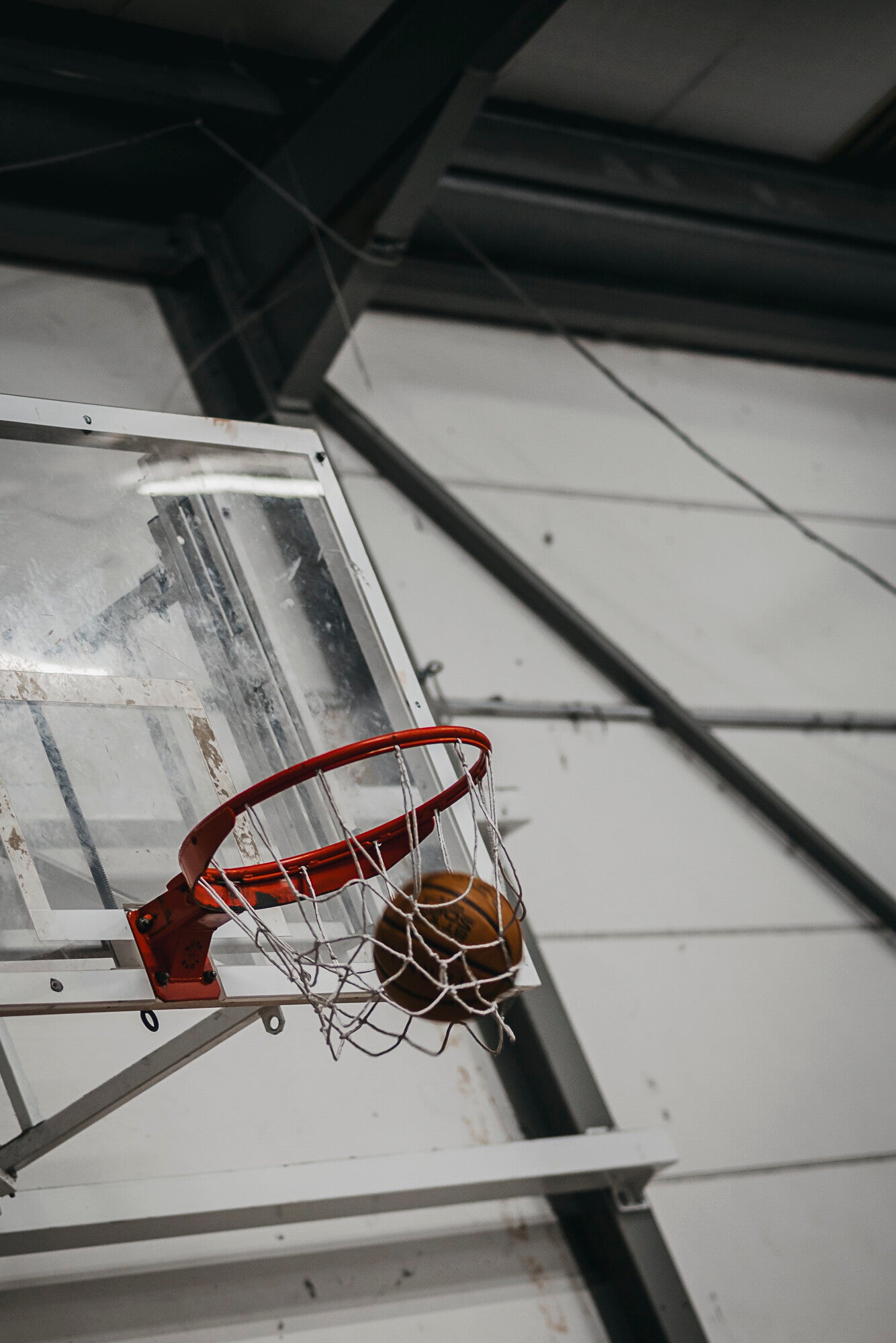 Basketbal gaat door de ring op het indoor court van The Facility Antwerpen