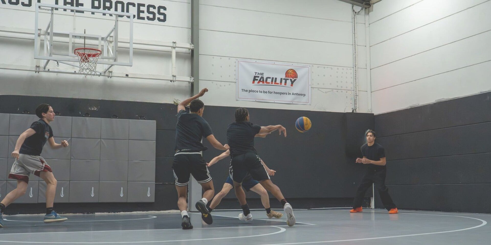 3x3 basketball op het court van The Facility
