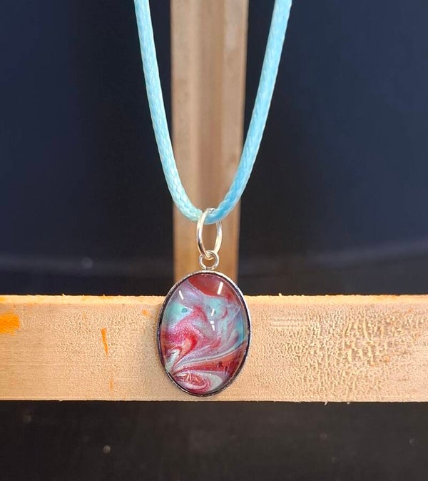 Ketting zilver ovaaltje blauw/rood