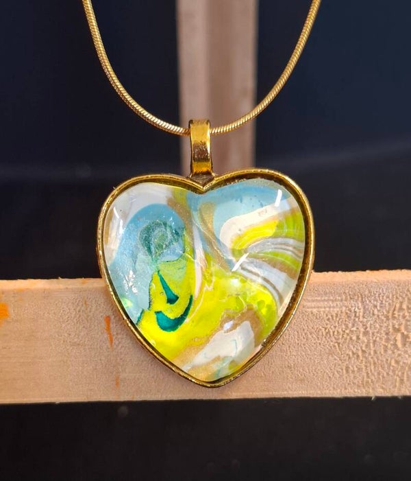 Ketting goudkleur hart lime/turkoois/wit