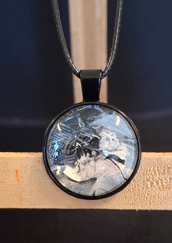 Ketting zwart metaal rond zwart/wit