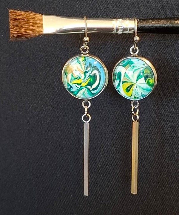 Oorbellen 'Staafje' groen/wit