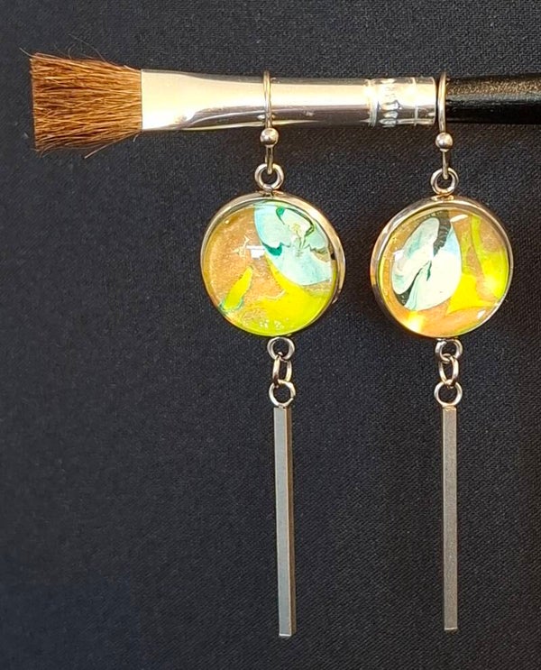 Oorbellen 'Staafje' geel/goud