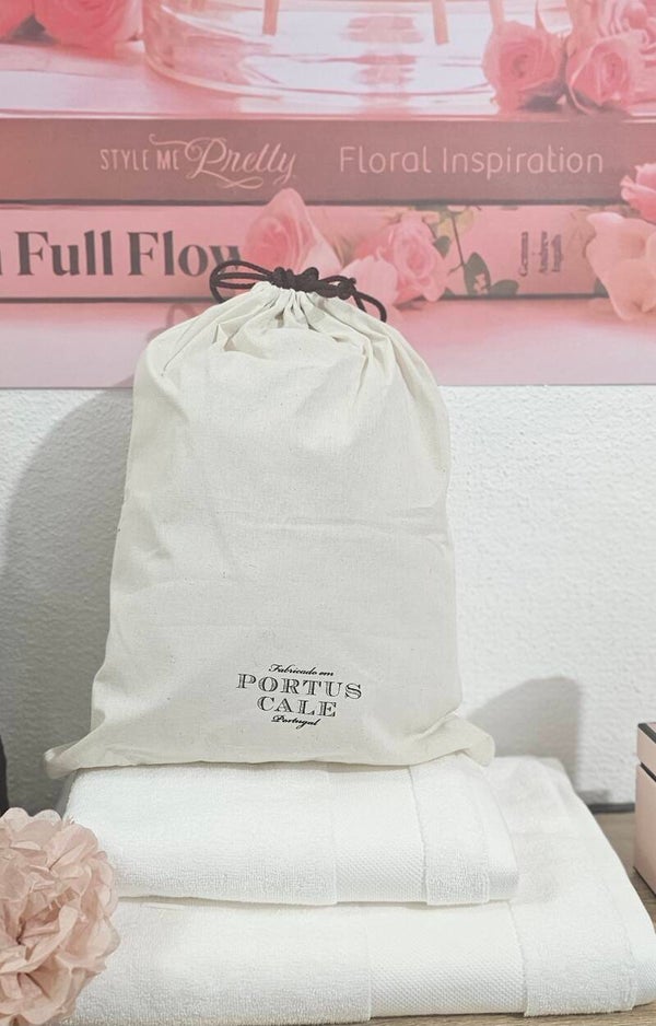 Ensemble de serviettes de bain et de mains en coton égyptien blanc.