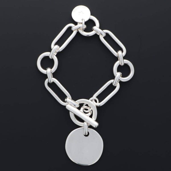 Bracelet en maille orné d’une breloque en forme de pastille
