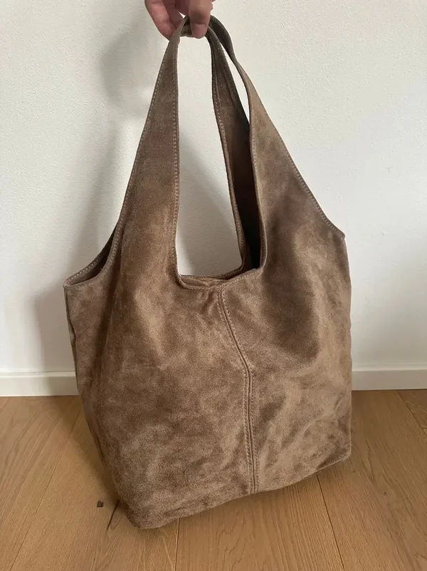 Hobo en cuir suédé véritable. Taupe