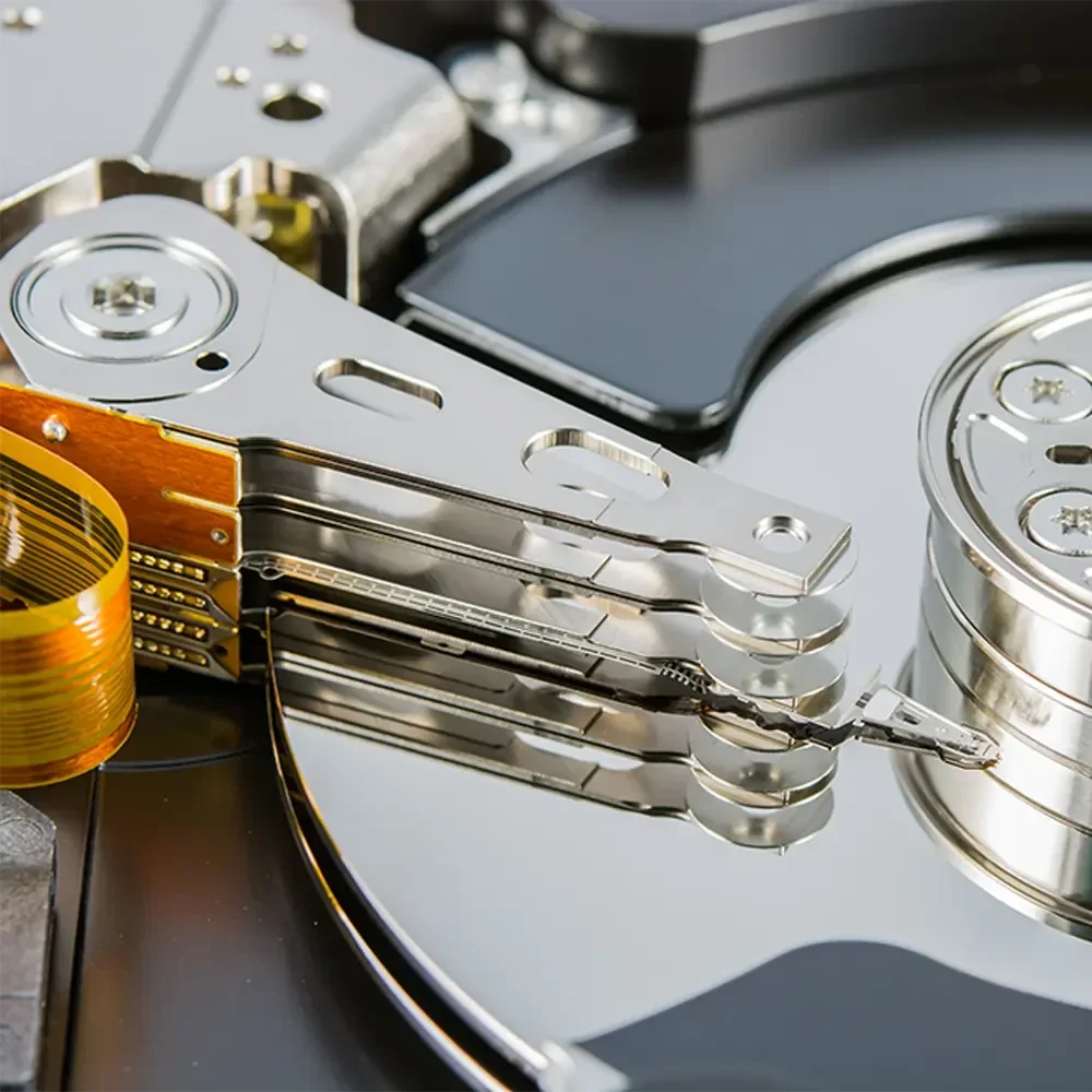 Neodym in digitalen Festplatten: leistungsstarke Magnete ermöglichen präzise Datenspeicherung und schnelle Zugriffszeiten in moderner Speichertechnologie.