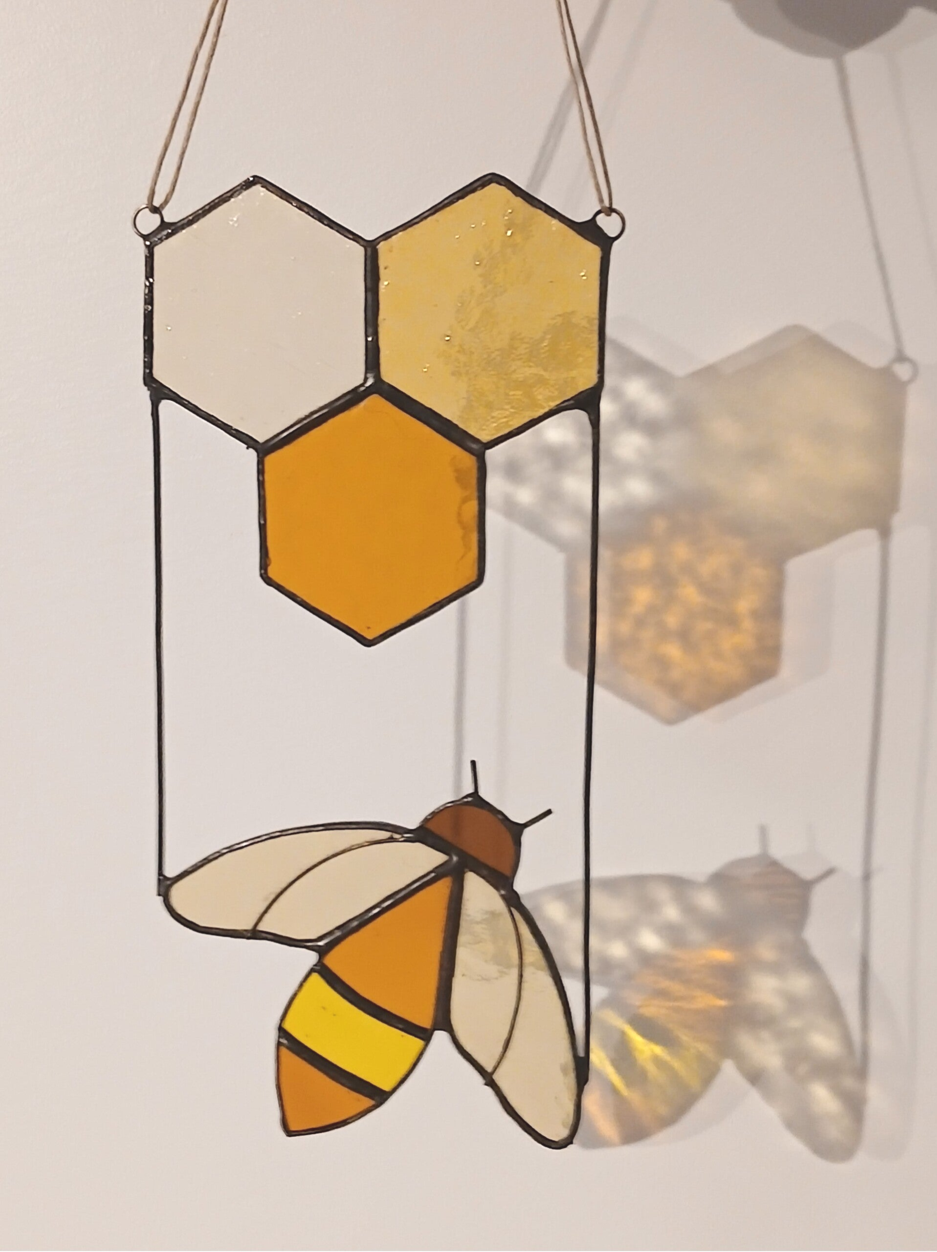 Hanger bij met honingraat