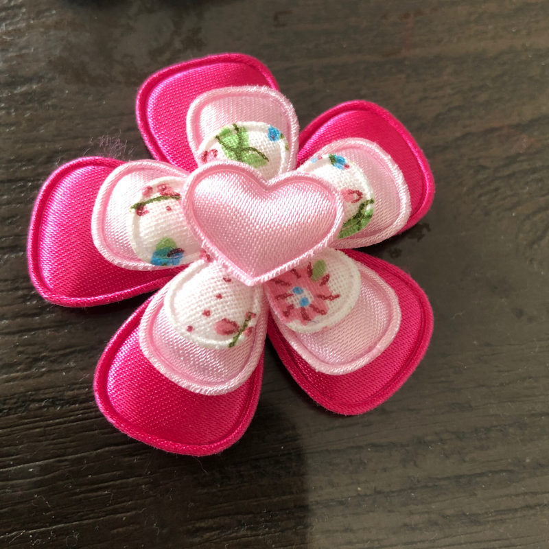 Speldje bloemen, hartjes