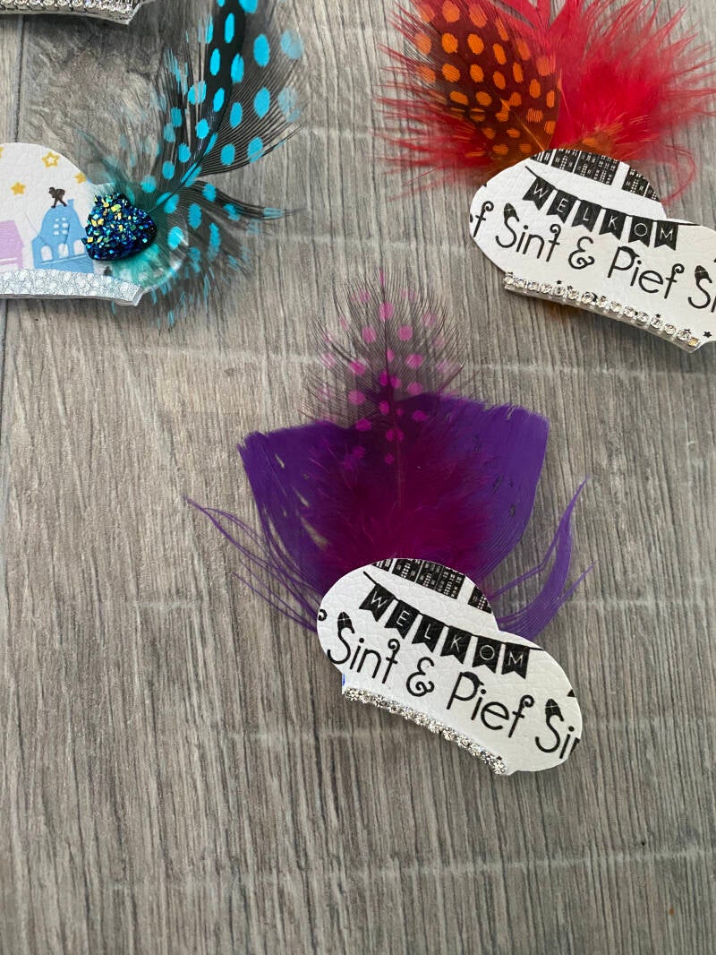 Pietenmuts speldje, leuk bij de  Sinterklaasintocht, feest thuis of bij de opvang. 