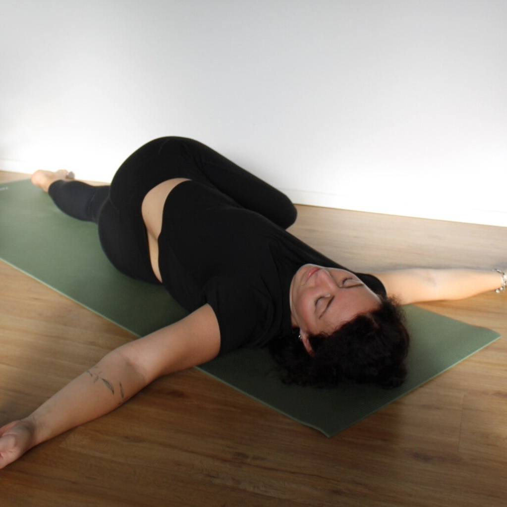 Liegende Drehung Haltung Yogaflow