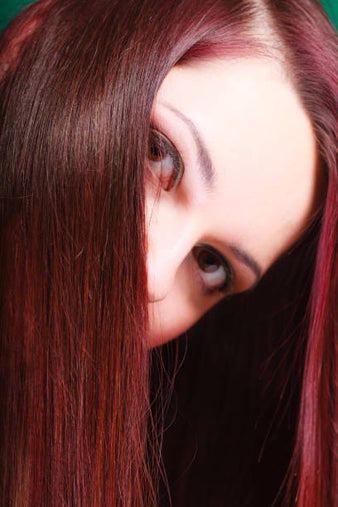 Coloration cheveux bio au campêche – nuances bordeaux et violets